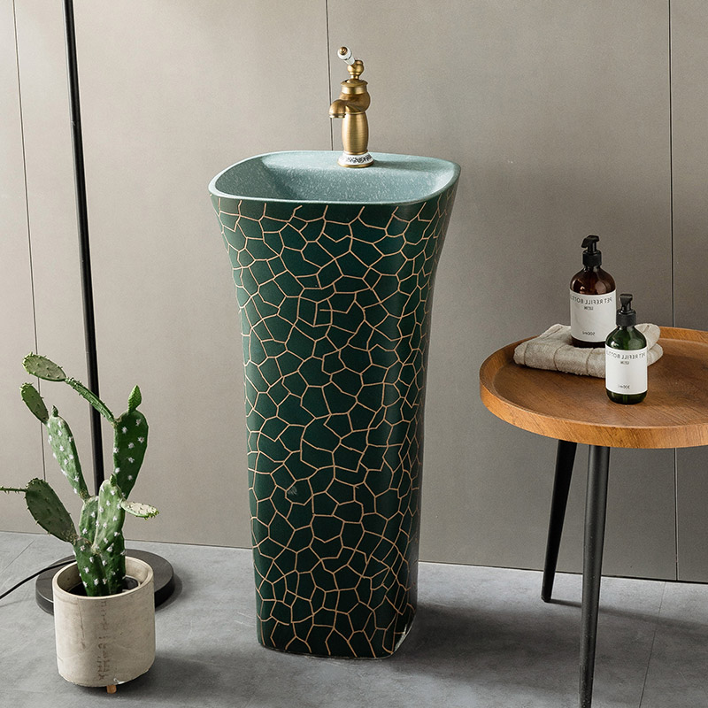 立柱臺盆與智能馬桶 庭院與衛浴空間的現代融合